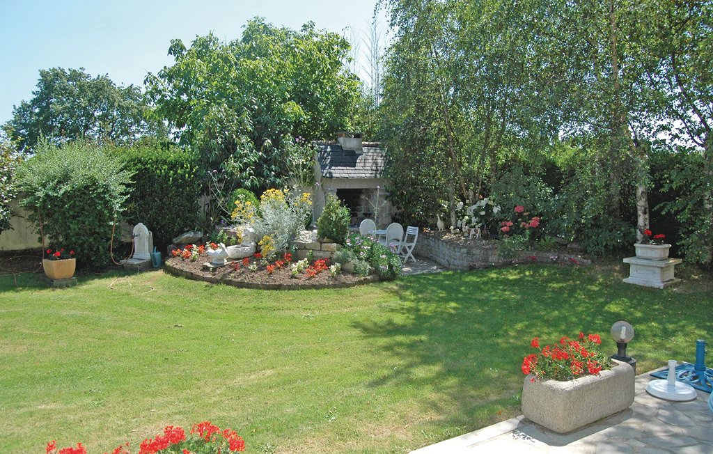 Komfortabel eingerichtetes Ferienhaus auf Gartengrundstück.

Willkommen! Ihr Feriendomizil befindet sich im äußersten südwestlichen Teil des Finistère, in der alten bretonischen Stadt Pont-l’Ab..