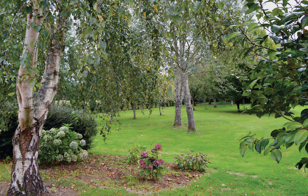 Das kleine Dorf Gouesnac’h liegt zwischen Quimper und dem Bade- und Kurort Benodet. Dieses frei stehende bretonische Ferienhaus am Dorfrand steht auf einem großen Privatgrundstück nur 5 km vom Mee..