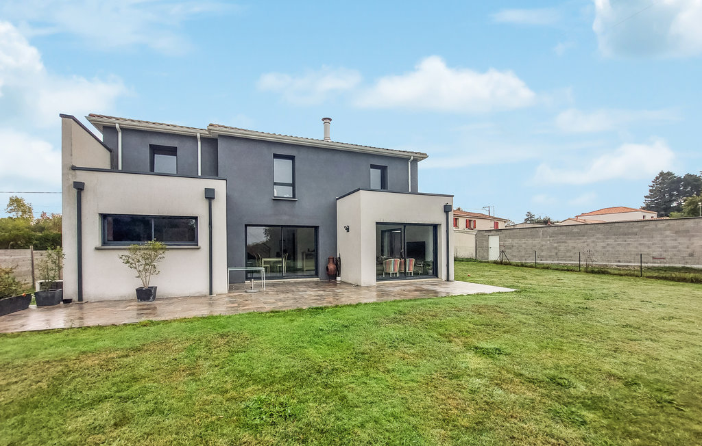 Semesterhus - Nantes , Frankrike - FBL068 1