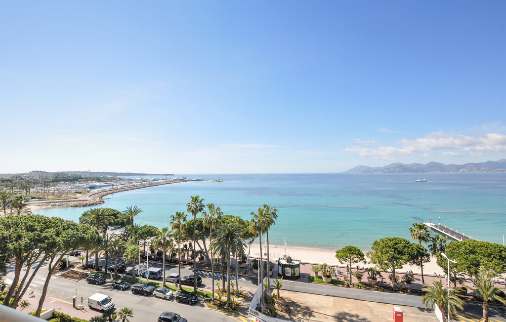 An der Strandpromenade von Cannes empfängt Sie diese geräumige Ferienwohnung mit herrlichen Panoramaausblick auf die Küste und das Meer.

Verbringen Sie Ihren Urlaub inmitten des Geschehens. Willko..