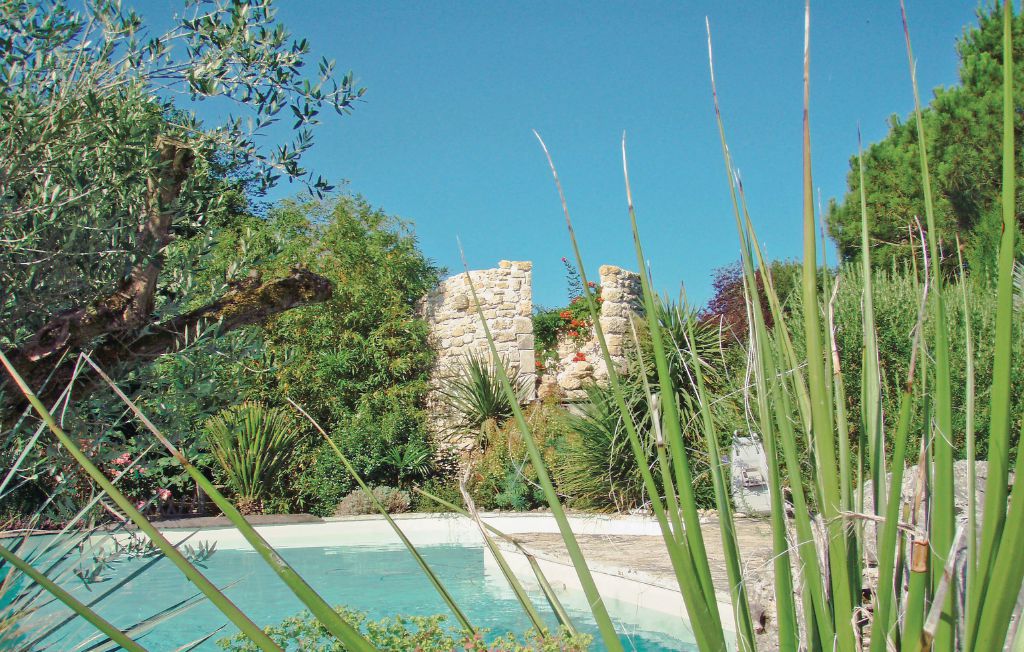 Dieses ursprüngliche Charente-Haus ist vom Besitzer zu einem geräumigen und hellen Wohnhaus umgebaut worden, mit allen modernen bequemlichkeiten und mit einem wunderbaren Mittelmeergarten mit einem ..