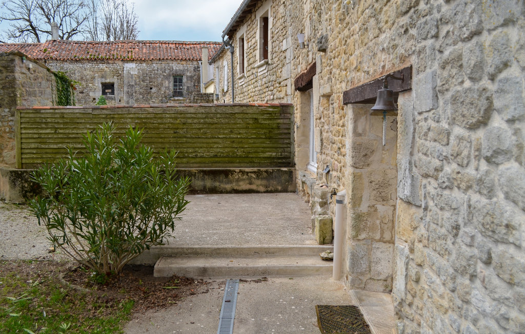 Wenn man die Zeit nicht zurückdrehen kann, kann man immerhin in einem 1042 erbautes Haus residieren und einen historischen Urlaub in Frankreich anzielen.

Ein wahrhaftiger Ausflug in mittelalterliche..