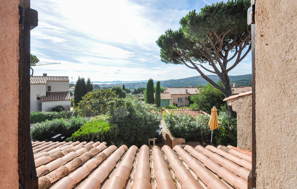 Dieses schöne Haus im typisch provenzalischen Stil genießt eine ruhige Lage auf einem Hügel in Sainte-Maxime. Es ist Teil einer Anlage mit Gemeinschaftspool (400 m vom Haus) und Tennisplätzen. Der..