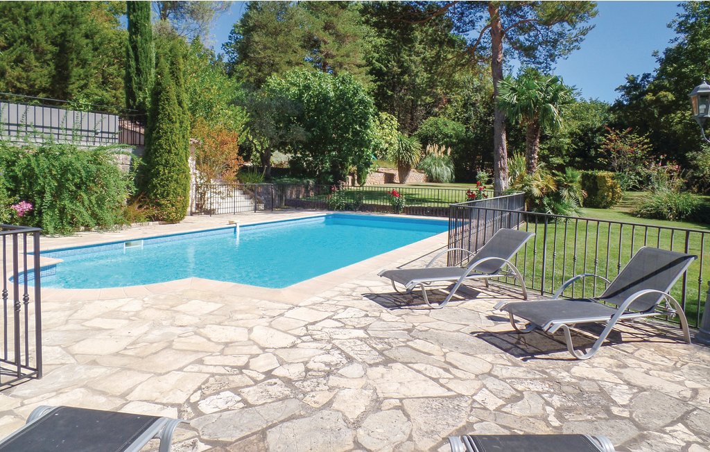 In Callian gelegen lädt dieses wunderschöne Ferienhaus mit Privatpool zu einem herrlichen Urlaub im Var ein. Das Haus hat ausreichend Platz für bis zu acht Gäste, die sich auf ein elegantes, gemü..