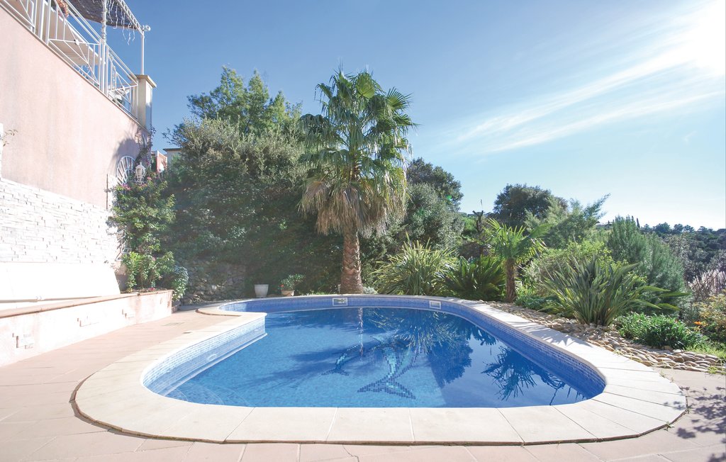 Ontdek dit charmante appartement met zwembad, op 9 km van Sainte Maxime. Het is gelegen in een verhoogde woonwijk van Issambres. Het ligt in een prachtige villa, bewoond door de eigenaren. Je hebt toe..