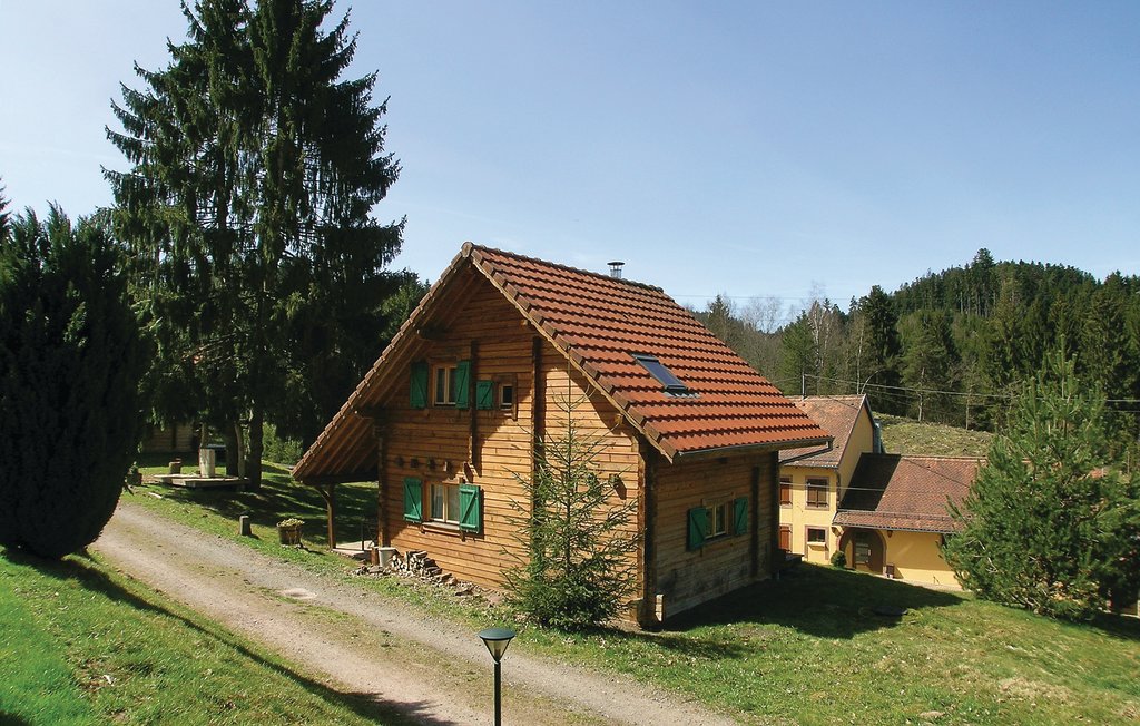 Chalet ganz aus Holz und mit Blick auf ein bewaldetes Mittelgebirge. Terrasse mit überdachtem Essbereich sowie ein gemeinsames Wellness-Chalet mit Sauna und Ruheraum. Sehr beliebte Region.