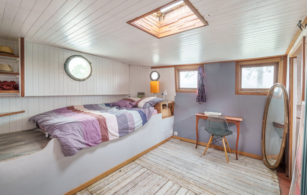 Houseboat - Canal de Bourgogne , France - FGC012 8