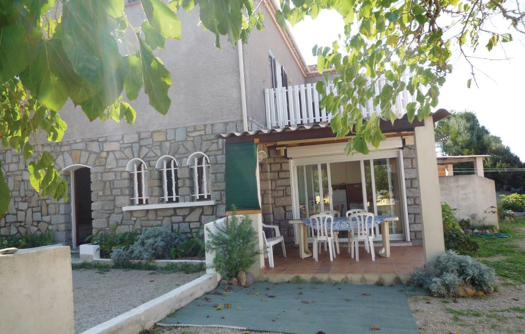 Diese schöne EG-Wohnung mit einer kleinen überdachten Terrasse ist Teil einer Villa, die in einem ruhigen Wohnviertel außerhalb des Stadtkerns gelegen ist. Der herrliche Strand von Calvi ist 800 m ..
