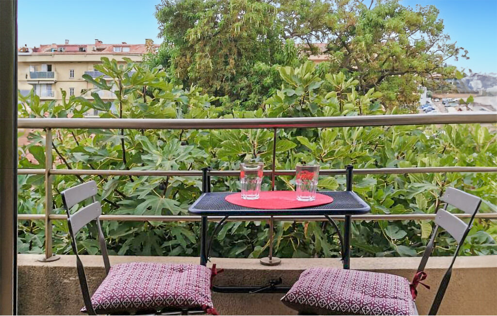 Freuen Sie sich auf fantastische Urlaubstage auf Korsika in dieser Ferienwohnung in Propriano.

Die Einzimmerwohnung befindet sich nur einen kurzen Spaziergang vom Strand und dem Meer entfernt und ist..