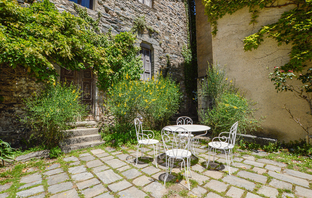 Breng een onvergetelijke vakantie door in deze charmante vakantiewoning met betoverend panoramisch uitzicht.

Deze uitnodigende vakantiewoning maakt deel uit van een romantisch 14e-eeuws stenen huis e..