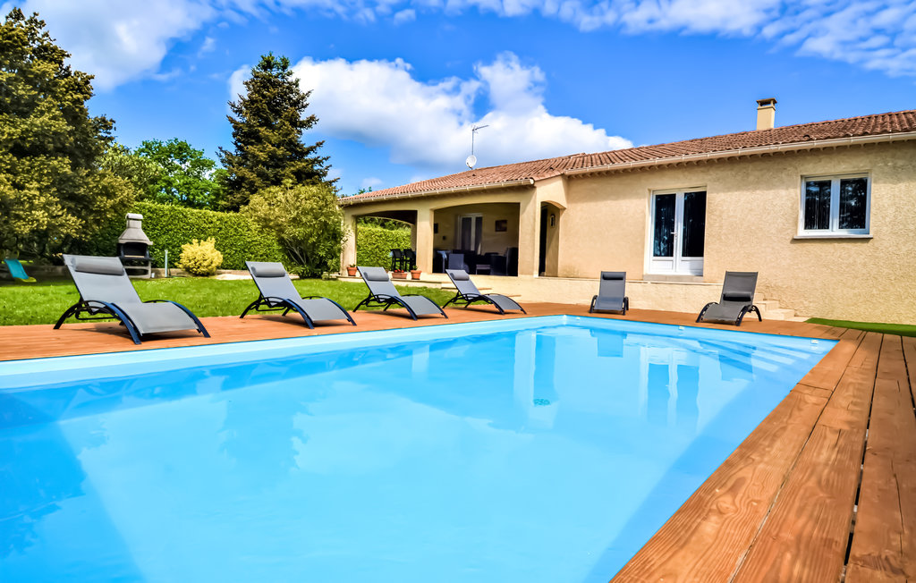 Freuen Sie sich auf einen erholsamen Urlaub in diesem modernen Ferienhaus mit Pool.

Das Haus bietet 4 schöne Schlafzimmer, 1 Badezimmer und 1 Duschbad mit WC, plus 1 separates WC sowie eine große, ..
