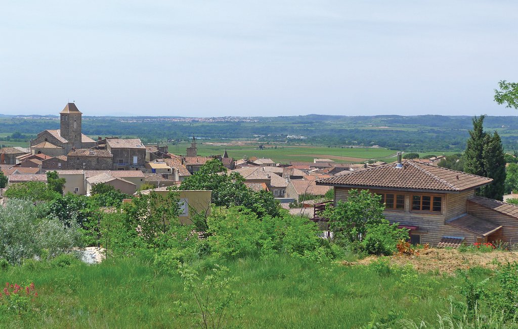 Dieses komplett aus Holz gebaute Haus ist komfortabel und einladend. Außerdem verfügt es über einen sehr schönen Blick auf das Dorf, mehrere Terrassen und einen ausgedehnten, sonnigen Garten. Thé..
