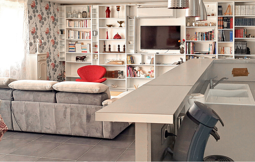 9 km von Béziers und 7 km von den Stränden entfernt lädt dieses große Appartement zu einem sonnigen Urlaub in Frankreich ein. Die moderne und helle Ferienwohnung befindet sich in der ersten Etage...