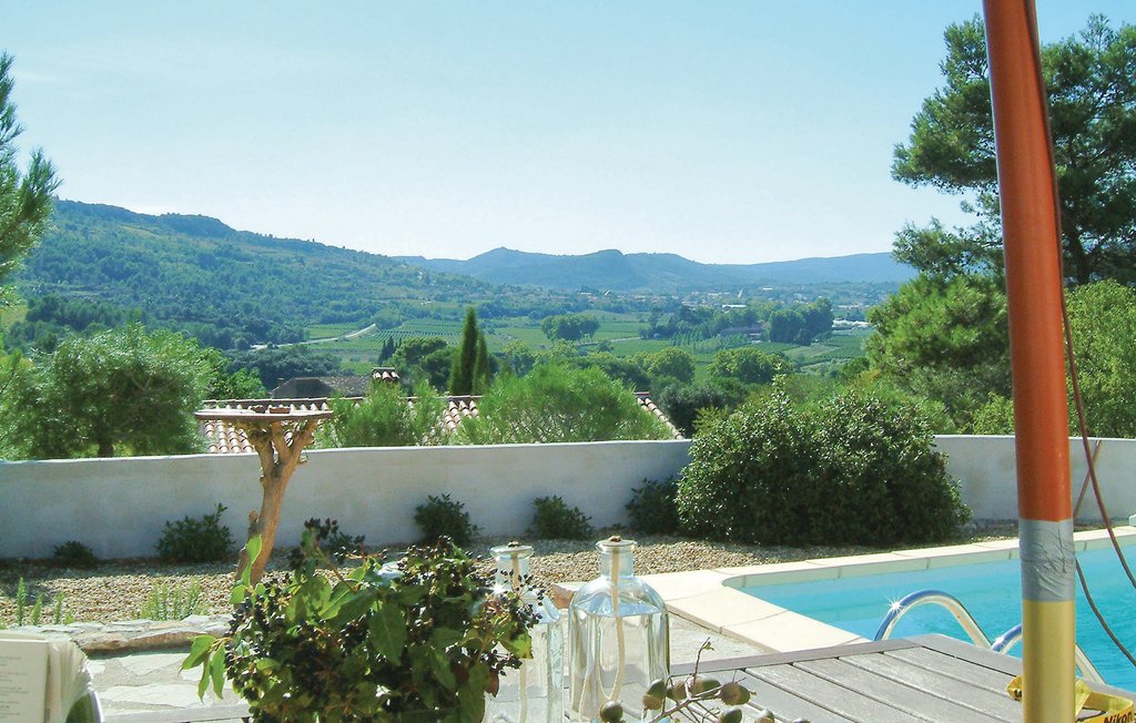 Dit charmante vakantiehuis met privézwembad en prachtig uitzicht op het platteland van de Hérault ligt in de buurt van Pierrerue. Het biedt veel privacy en rust. Geniet van het prachtige en ontspann..