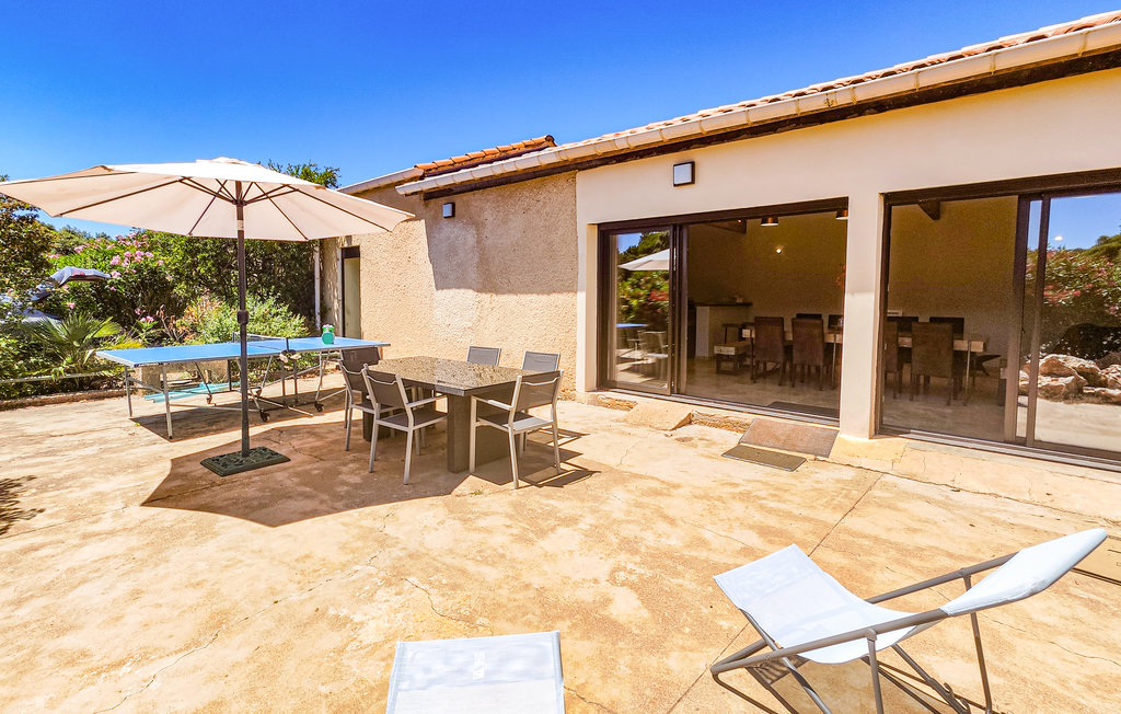 Het ruime vakantiehuis nodigt uit tot zonnebaden op het grote terras.

Pak uw grote familie of vrienden in en neem uw intrek in dit sfeervol ingerichte huis. Een bijzonder hoogtepunt is de open haard,..