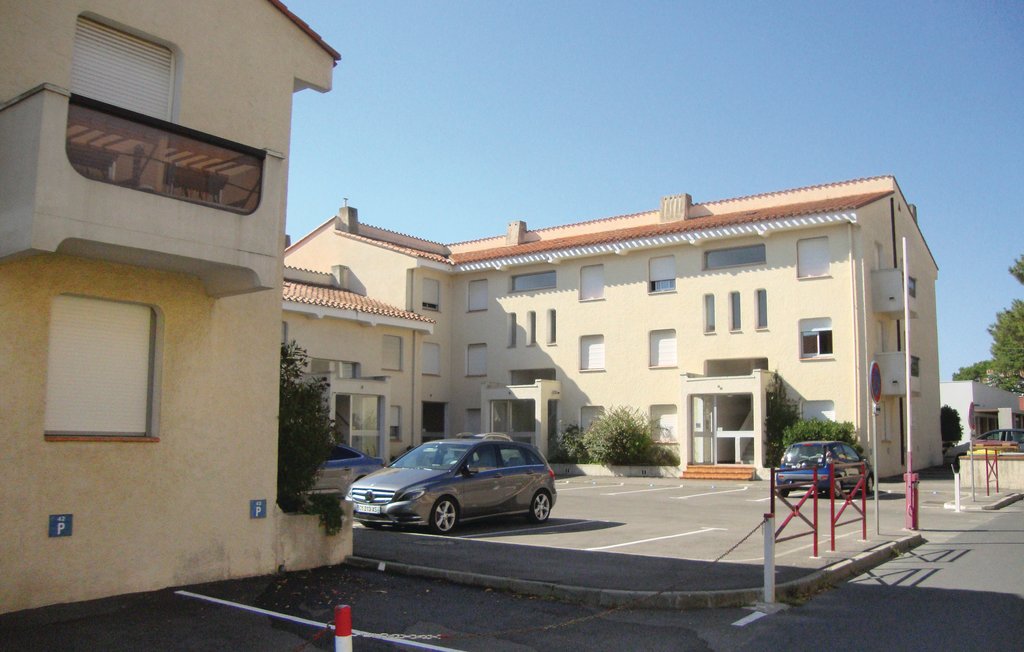 Deze charmante en mooie vakantiewoning is gelegen in een kleine woonomgeving op 200 meter van het strand gelegen. Perpignan op 34 km, Spanje op 30 minuten rijden. De golfbaan is op 9 km afstand.