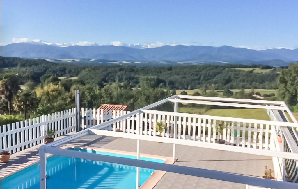 Dieses sehr einladende Ferienhaus über dem Tal der Garonne verwöhnt Sie mit einem Pool und freiem Panoramablick auf die Pyrenäen. Zum renommierten Thermalkurort Luchon sind es 70 km. Jeden Sommer f..