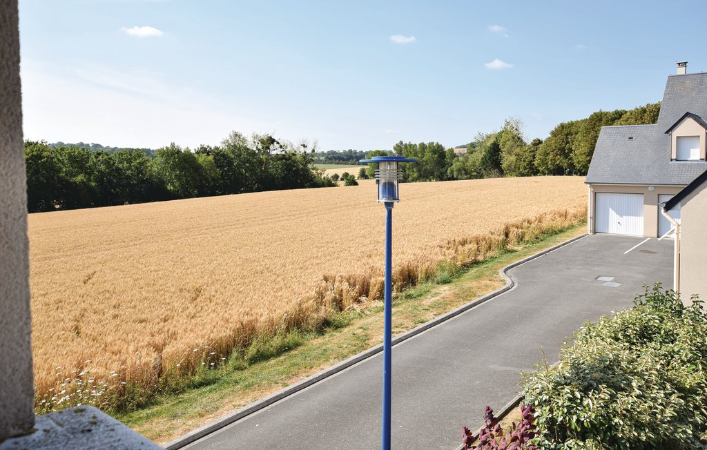 Dit moderne huis heeft een woon-/eetkamer welke meteen toegang biedt naar de tuin en de patio. De stranden en vissershaven kunt u te voet bereiken. In de buurt stranden van Omaha en Aramanches.