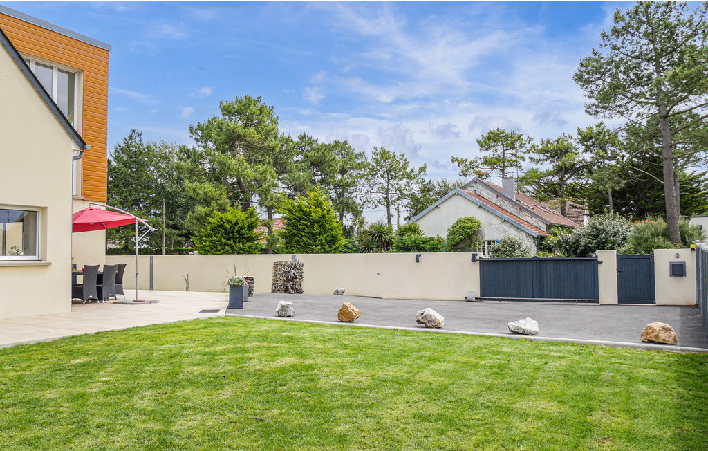 Dit moderne en zeer comfortabele huis op slechts 200 meter van een prachtig fijn zandstrand beschikt over een uitgestrekt zonneterras met een hoge kwaliteit tuinmeubelen. Saint-Germain-sur-Ay, die zic..
