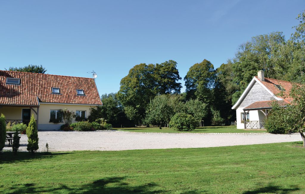 Zwei Ferienhäuser im Koloniestil mit schattigen Veranden. Nebenan befindet sich ein bewirtschafteter Bauernhof. Hell und behaglich haben Sie es im Inneren des Hauses, dazu tragen sicher auch die frei..
