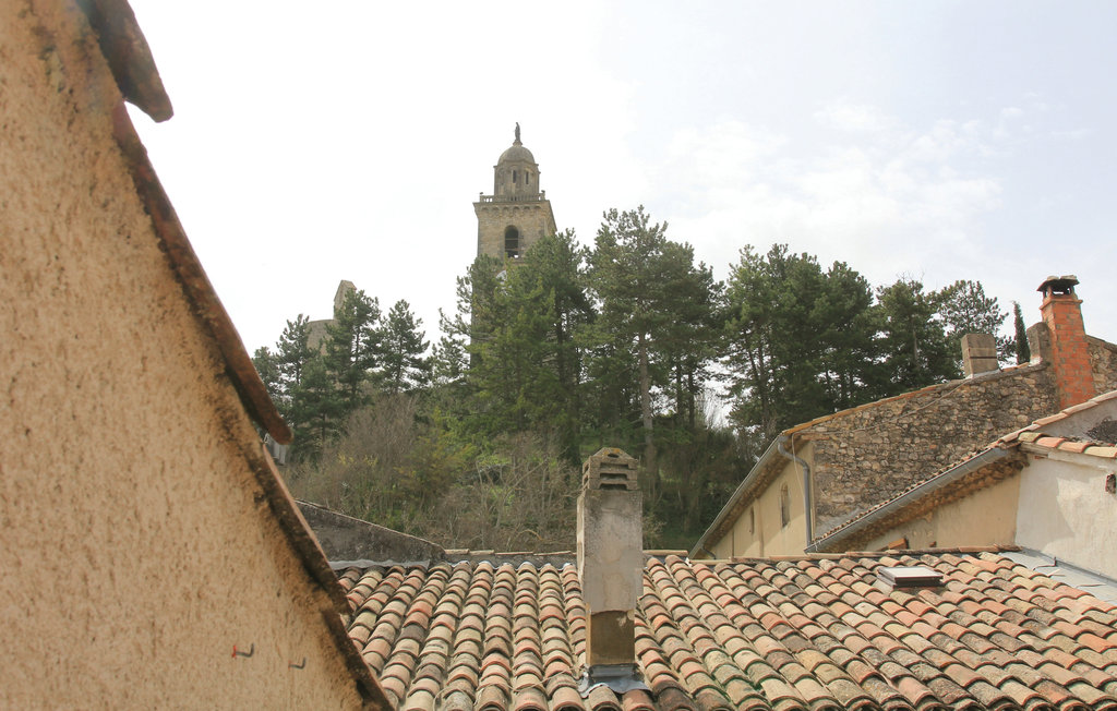Dieses charmante Dorfhaus liegt eingebettet in die alten, gemütlichen Gassen des Bergdorfs Reillanne. Entdecken Sie den großen Zedernwald und Roussillon mit seinen traumhaften Ockerfelsen.