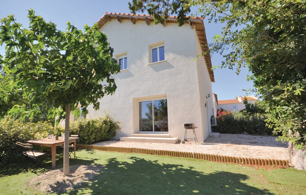 Location de vacances Le Sambuc , France FPB29 Novasol