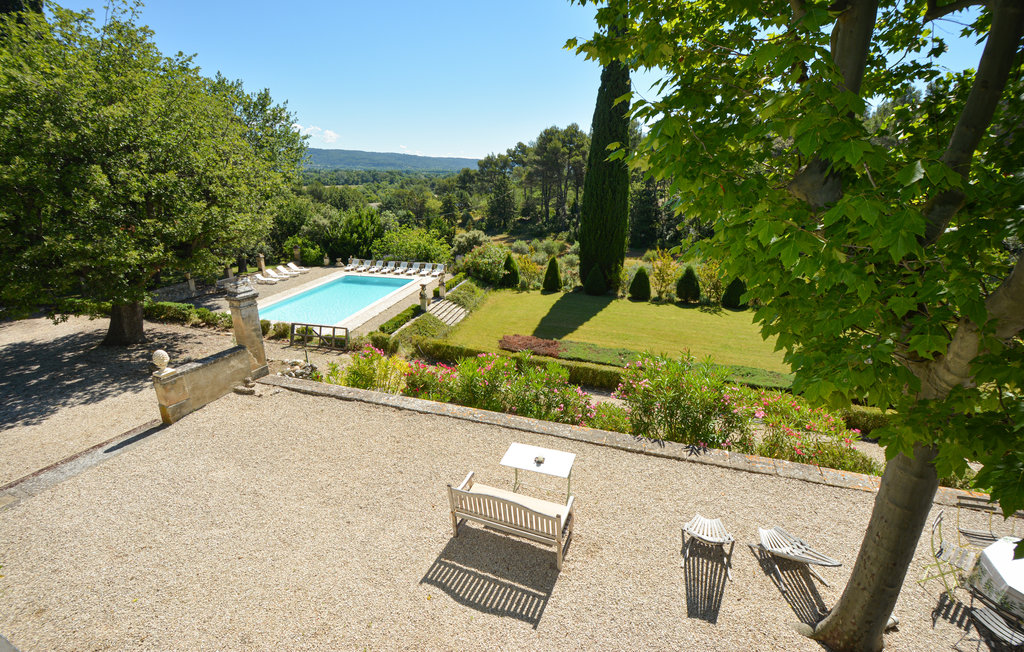Ein schön restaurierter Provencer Hof mit weiten Blicken über das Durance-Tal zu den Luberon-Hügeln. Der Besitz ist in zwei Hälften geteilt, ideal für zwei Familien oder eine große Gruppe. Das G..