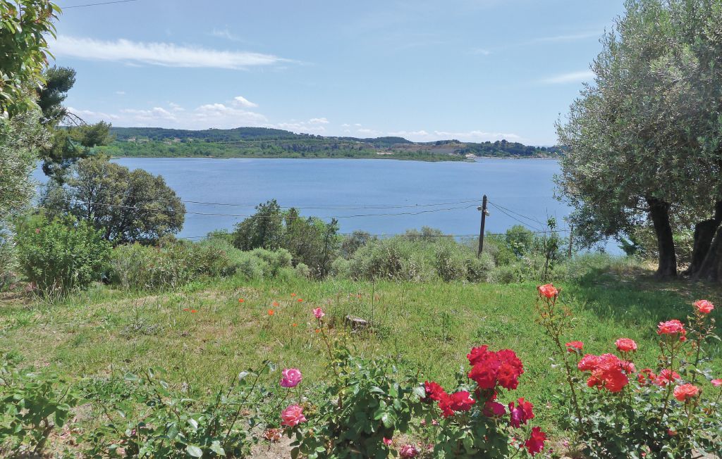 Dit smaakvol ingerichte vakantieappartement op de begane grondis gelegen in de prachtige tuin van de eigenaar. Vanaf hier heeft u een fantastisch uitzicht op de lagune van Berre. Dit object met groot ..