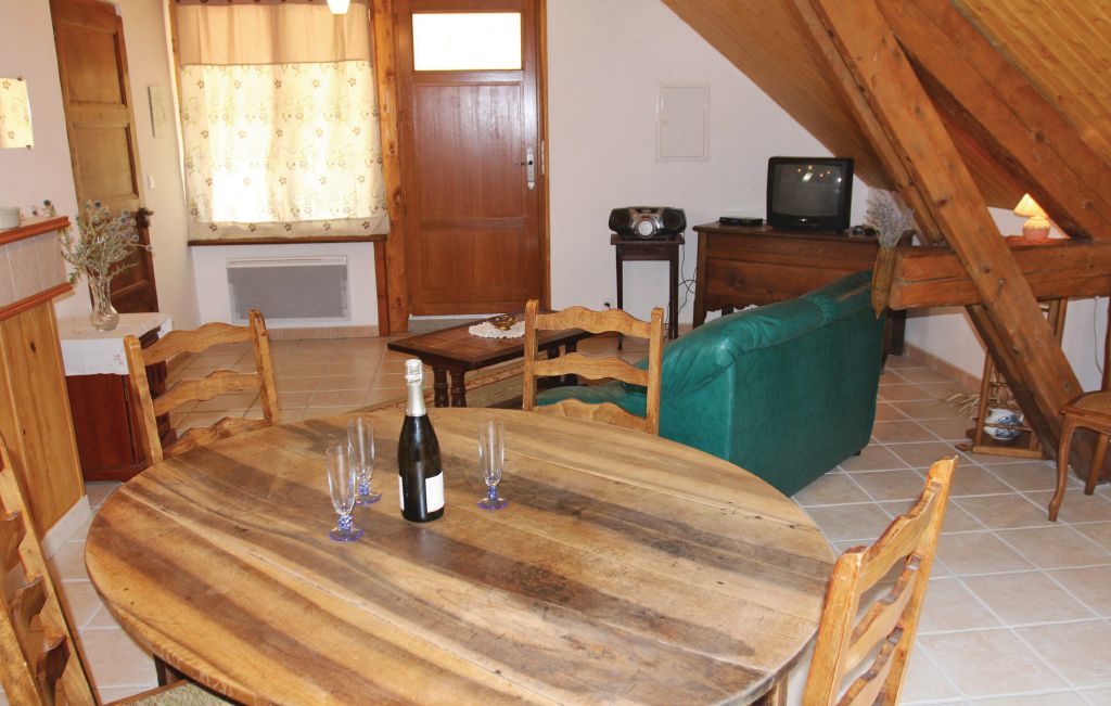 Gestalten Sie in diesem schlichten, aber charmanten Ferienhaus Ihre Urlaubstage nach Ihren Vorstellungen.

Richten Sie sich im gemütlichen Wohnraum ein. Nehmen Sie auf dem Sofa Platz oder genießen S..