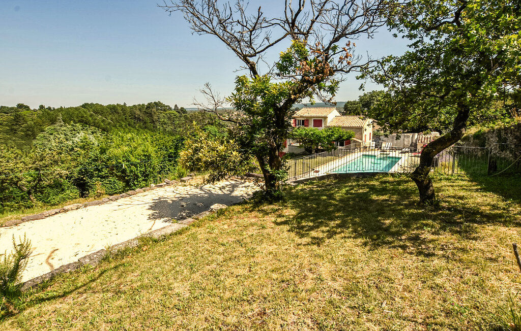 Genießen Sie schöne Urlaubstage in diesem ruhigen Haus mit viel Platz und privatem Pool.

Der Innenbereich ist offen, einladend und komfortabel gestaltet. Nehmen Sie im geräumigen Wohn- und Essbere..