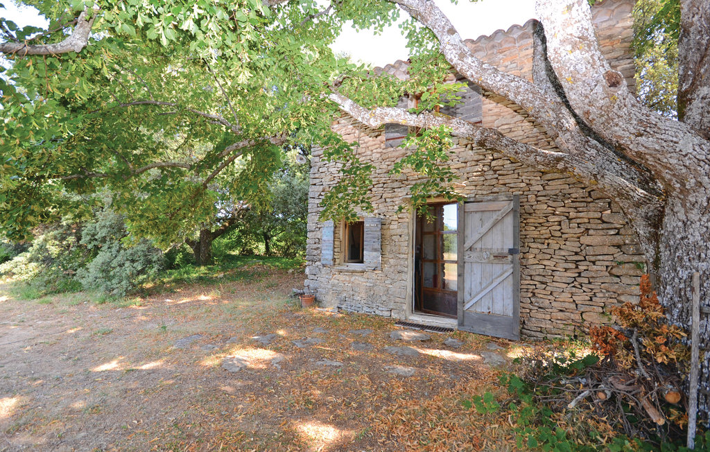 Dit vrijstaande vakantiehuis is gelegen in een prachtig, ongerept landschap in het hart van het Luberon National Park. Op slechts 5 km van Apt, tussen Lourmarin en Bonnieux, is het een ideale locatie ..
