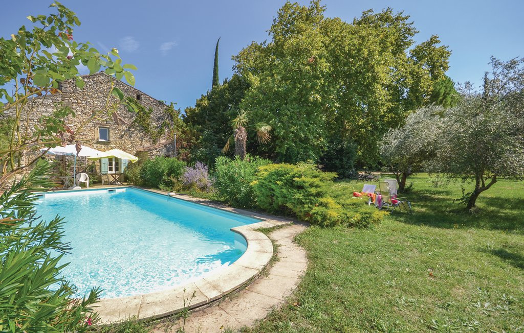 Zu diesem charmanten Ferienobjekt gehören eine Terrasse und ein eigener Gartenbereich mit privatem Pool. Sie wohnen hier auf einem ruhig gelegenen Anwesen aus dem 18. Jahrhundert. Die Nachbarhöfe ve..