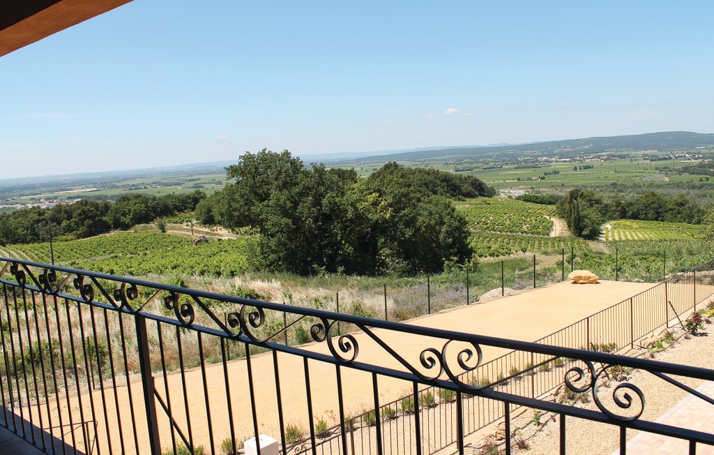 Gelegen aan één van de meest prestigieuze wijngaarden van de Côtes du Rhône bevindt zich dit verfijnd ingerichte vakantiehuis met een prachtig panorama op de wijngaarden. Er is ook een volledig ui..
