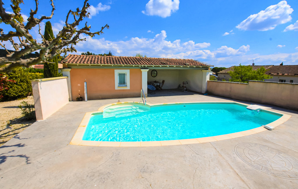 Geniet van een vakantie in deze gezellige en centraal gelegen vakantiewoning met zwembad.

Het uitnodigende vakantiehuis wacht op u op 5 minuten lopen van het dorpscentrum op een rustig, volledig omhe..