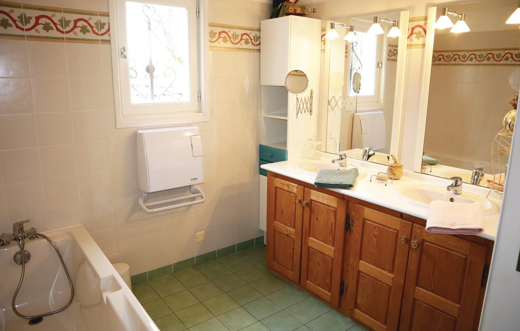 Location de vacances - Orgnac l'Aven , France - FRA142 23