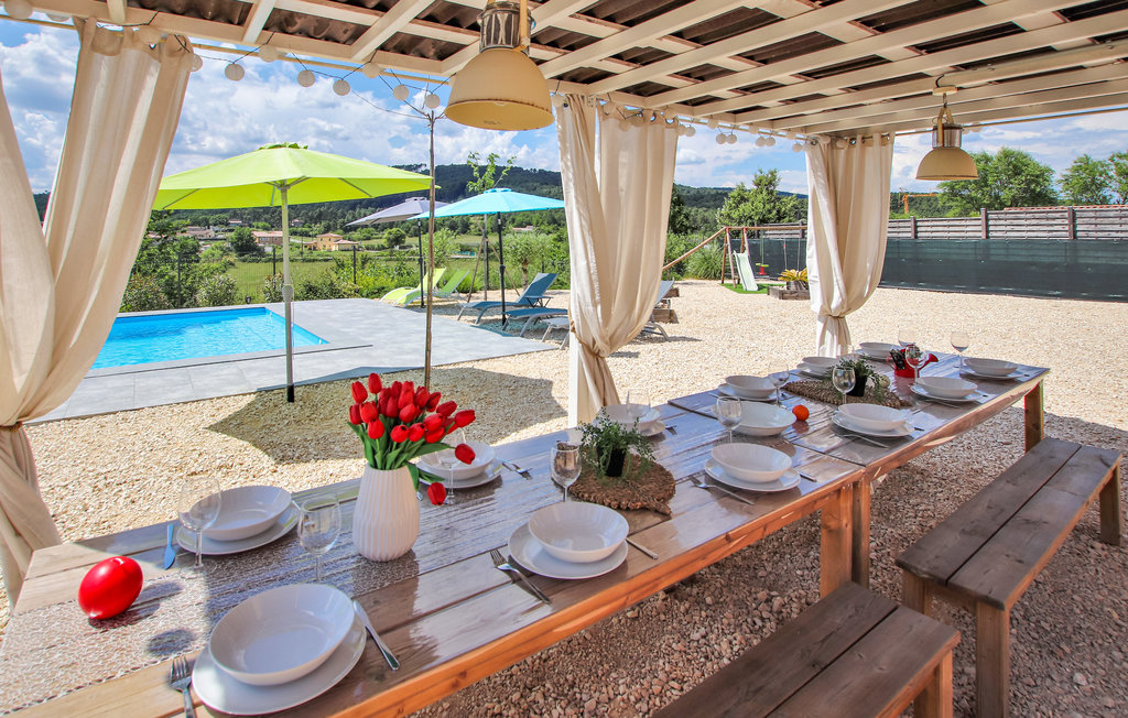 Groot modern huis met privé zwembad en prachtig uitzicht, in de zuidelijke Ardèche, met groot omheind terrein, in het hart van de prachtige streek van de 7 meren en de prachtige Gorges de l'Ardèche..