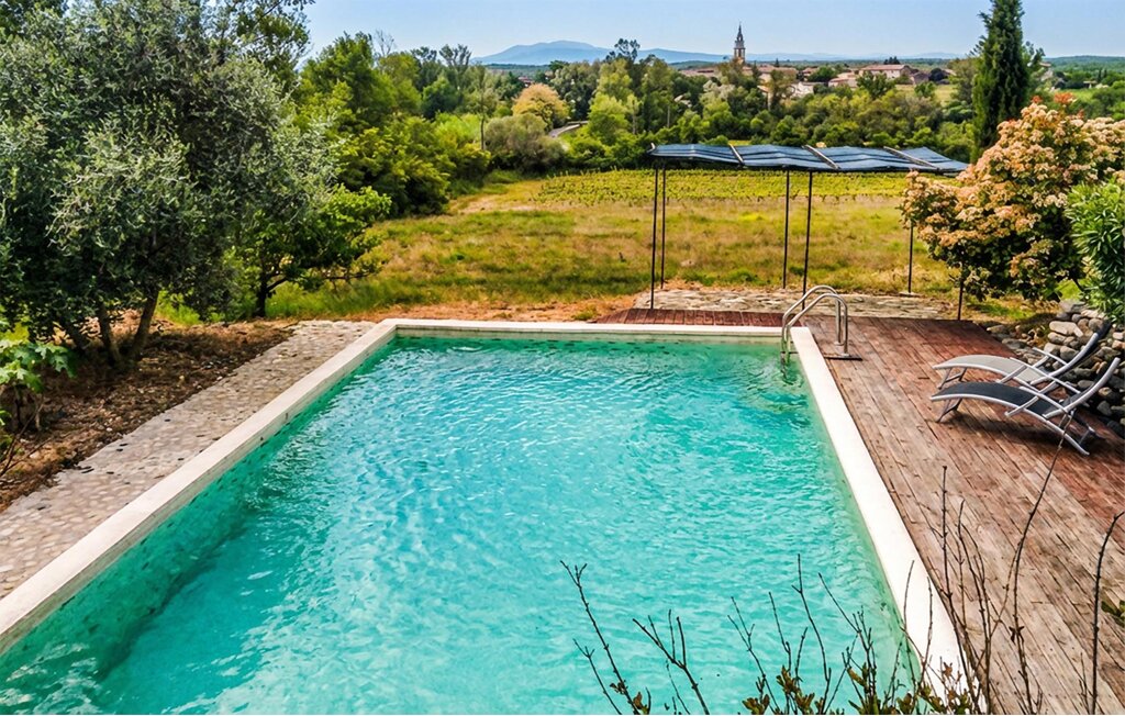 Genießen Sie einen angenehmen Aufenthalt in diesem Ferienhaus mit privatem Pool.

Dieses charmante und einfach eingerichtete Ferienhaus begrüßt Sie in ruhiger und erholsamer Lage inmitten der Natur..