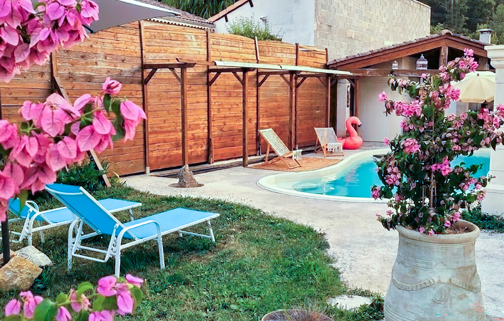 Genießen Sie schöne Urlaubstage zu zweit in diesem charmanten Ferienhaus mit Pool und ruhiger Atmosphäre.

Betreten Sie das helle, liebevoll eingerichtete Haus und lassen Sie sich von der freundlic..