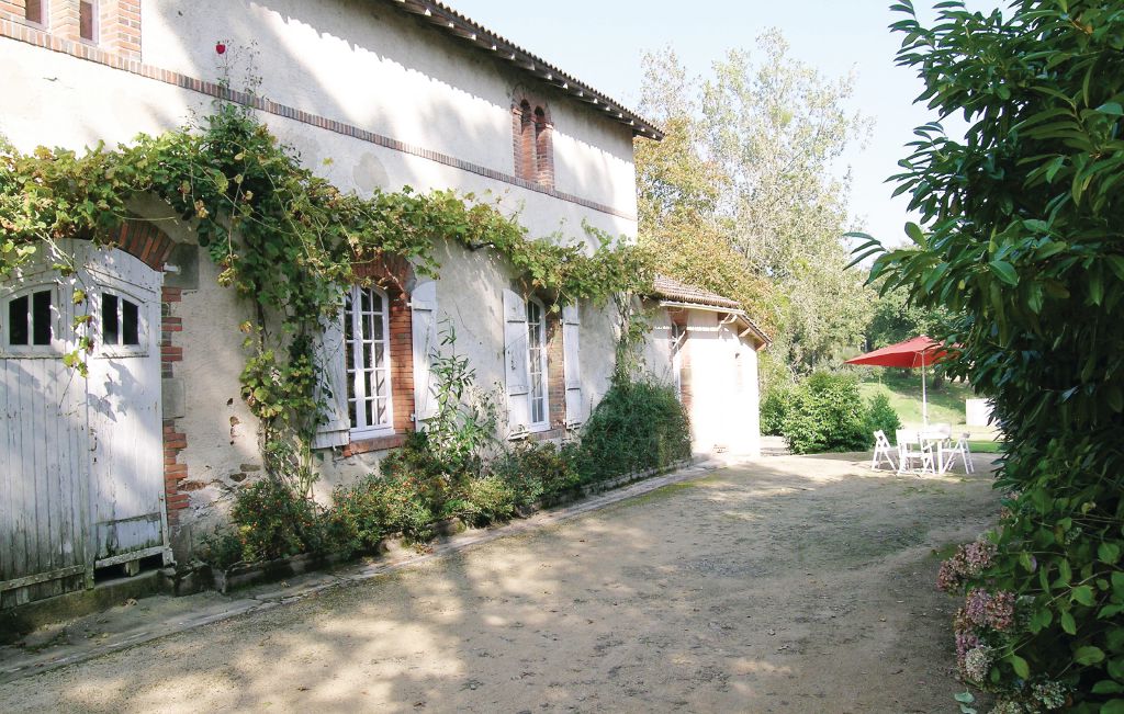 Dieses restaurierte Bauernhaus steht auf dem Grundstück eines unbewohnten Guts aus dem 16. Jh. mit Garten und See. Innen hat es originale Balken und einen hölzernen Fußboden. Zwei Stufen zum Eingan..