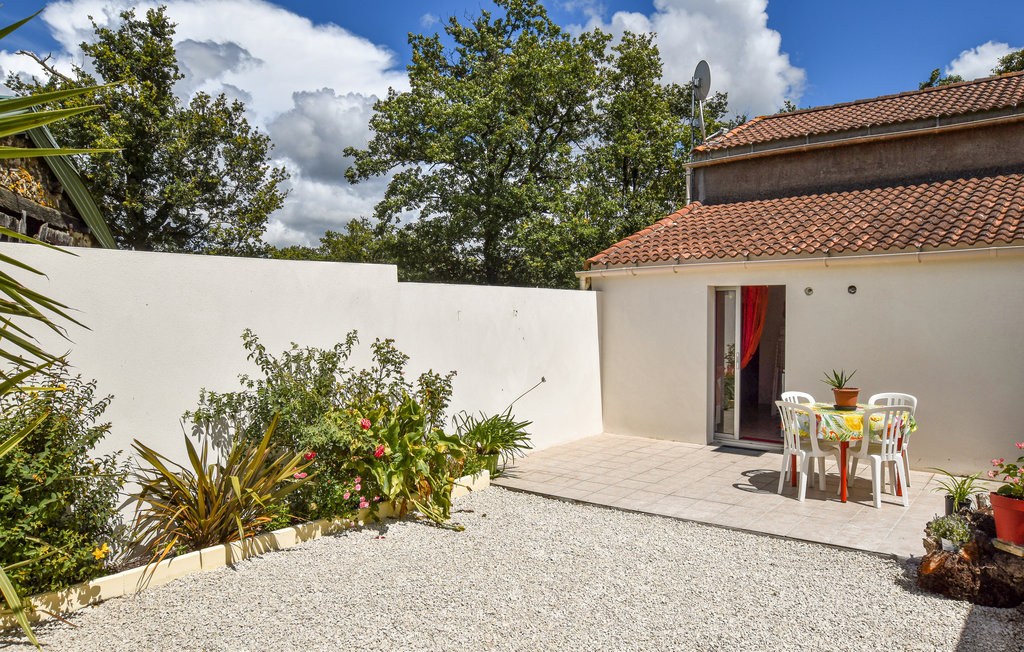 Charmantes Häuschen mit Vorgarten und privater Terrasse. Die Vendée lockt mit herrlichen Landschaften und wunderschönen Stränden. Der Themenpark Puy du Fou ist ein Erlebnis.