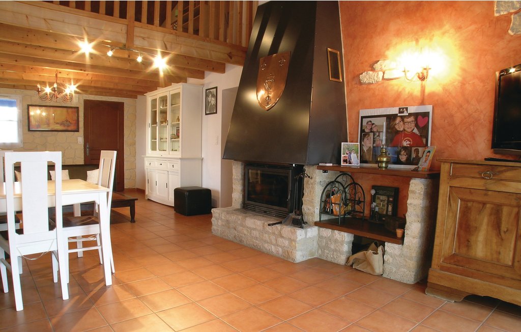Dieses herrliche Ferienhaus und sein privater Innenpool mit Schiebedach befinden sich 11 km von Gilles-Croix-de-Vie und 10 km von den Stränden der Vendée. Freuen Sie sich neben dem Schwimmbecken ebe..