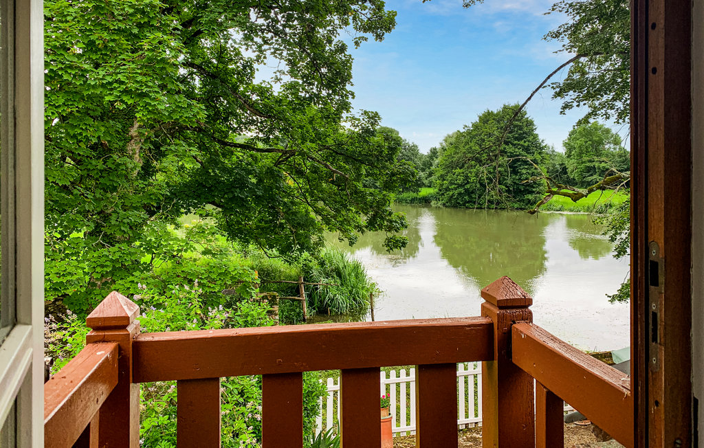 Dit is een unieke locatie aan de rivier de Loir. De gerestaureerde watermolen is ideaal voor het ontsnappen aan de stress van alledag. Het interieur is comfortabel en eenvoudig met houten balken aan m..