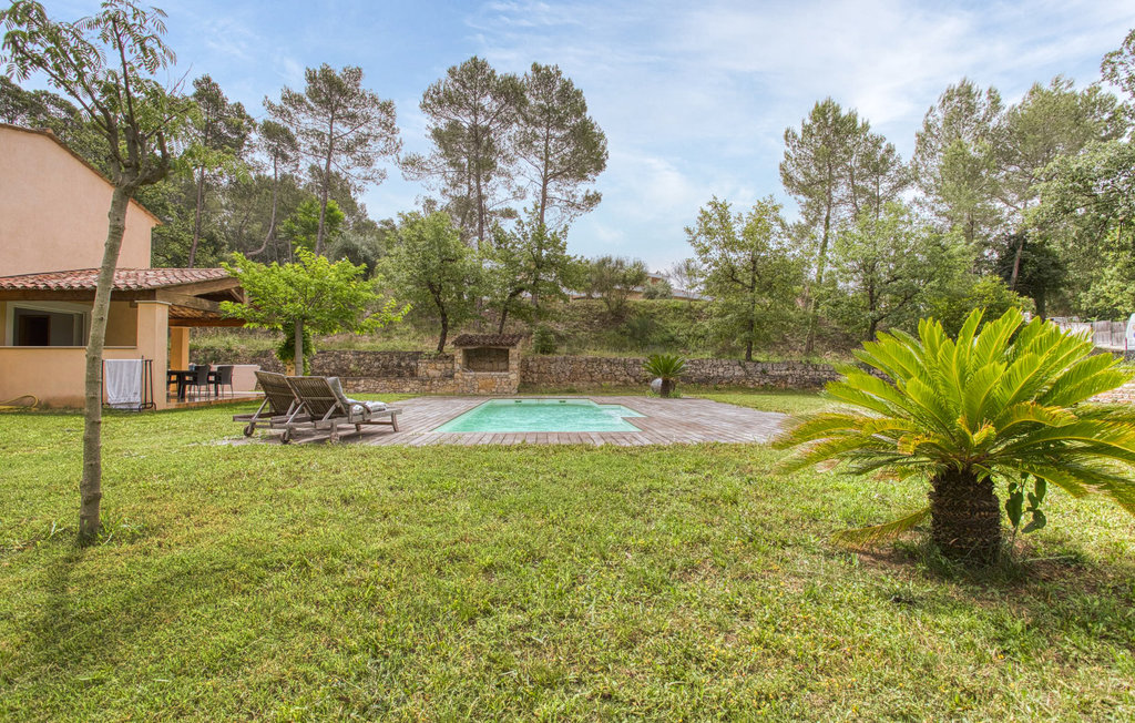 Genießen Sie in der wunderschönen Natur der Provence einen entspannten Urlaub in diesem hellen und geräumigen Ferienhaus mit Swimmingpool.

Kommen Sie mit Ihrer Großfamilie oder befreundeten Famil..