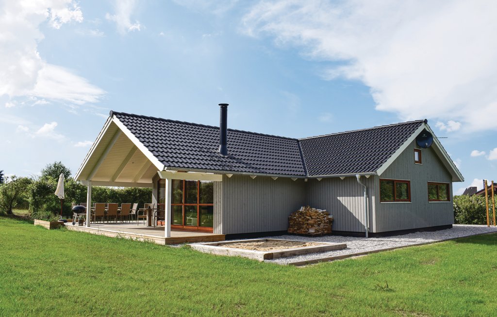 Mooi houten huis in Bukkemose, slechts 700 m van het water en ca. 2 km naar het clubhuis van Langeland Golf Club. Het huis staat in een nieuwere wijk en ziet er mooi, licht en vriendelijk uit in goede..