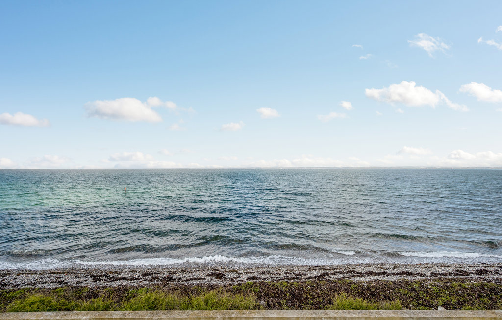 Het vakantiehuis ligt op de 1e rij aan het water in het gezellige havenstadje Lohals in Nordlangeland.

Hier vindt u een comfortabel vakantiehuis met een goede standaard en aantrekkelijk meubilair. De..