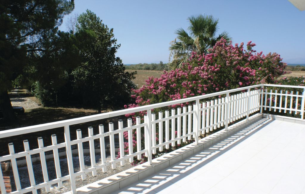 Dit vakantiehuis met 2 verdiepingen bevindt zich in Amfilochia, een mooie stad aan de Ambrakische Golf, gelegen in het noordwestelijk deel van Griekenland. U kunt hier ontspannen in de tuin met een to..