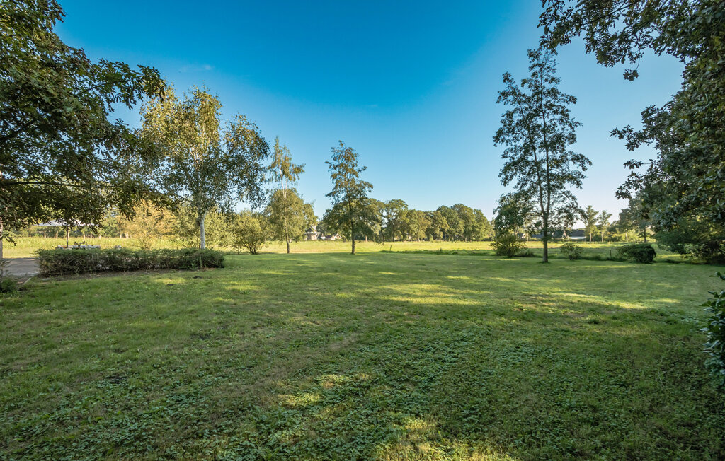 Umgeben von Wiesen, Felder und Wäldern heißt Sie dieses große und stilvolle Ferienhaus willkommen.

Treten Sie ein und lassen sich von dem Komfort, der stilvollen Einrichtung und geschmackvollen De..