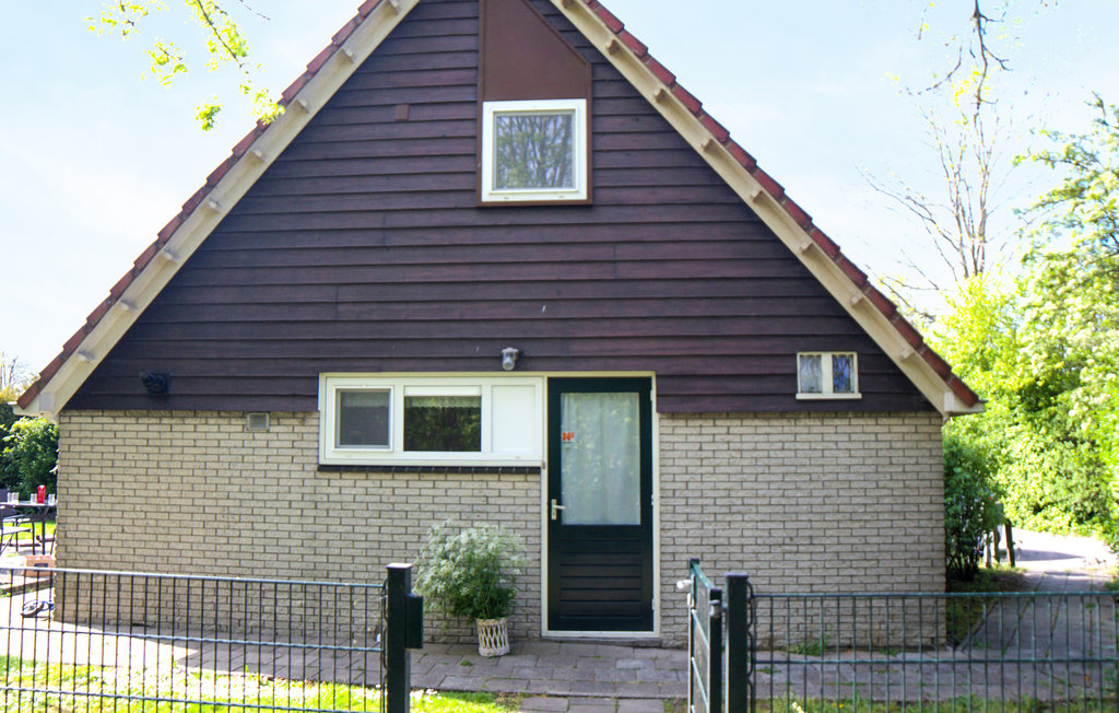 500 m vom See Lauwermeer liegt dieser Bungalow mit Wintergarten. In der Nähe vom Haus gibt es einen umzäunten Spielplatz. Sie wohnen neben der Anlage Esonstad, wo es ein Restaurant und Geschäft gib..