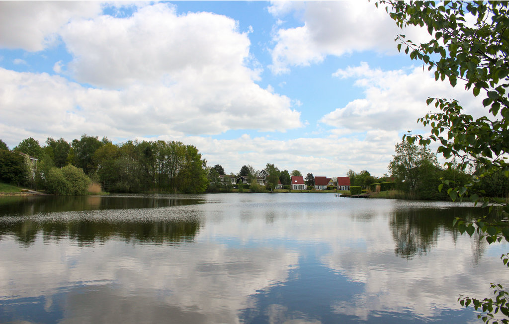 Modernes Ferienhaus im Ferienpark Emslandermeer in Vlagtwedde. Die Häuser sind idyllisch rund um die Seen des Parkes angeordnet und haben einen schönen Blick aufs Wasser und ins Grüne. Sie können ..