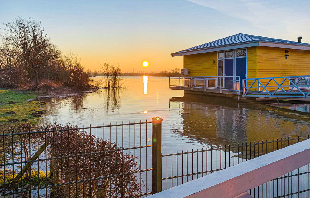 In diesem einzigartigen Ferienhaus, gebaut im Jahr 2013 wohnen Sie buchstäblich auf dem Wasser! Die Maasvilla 31 ist ein schwimmendes oder amphibisches Haus, das, je nach Wasserpegel der Maas, auf de..